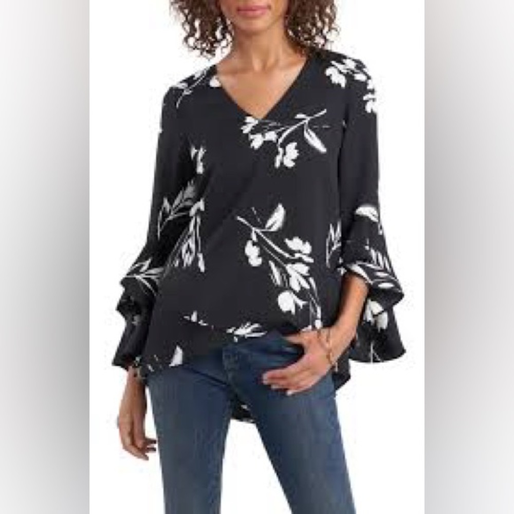 Vince CAMUTO Floral Whisper Printed Flutter Sleeve Blouse- small